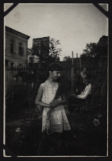Danuta Rymińska w ogrodzie, ul. Św. Rocha 29, Białystok, 1935 r.