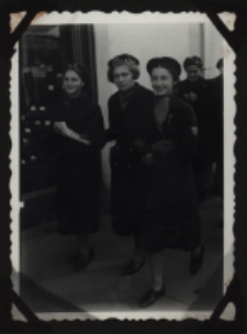 Danuta Rymińska (z prawej) z koleżankami, ul. Kilińskiego, Białystok, 1938 r.