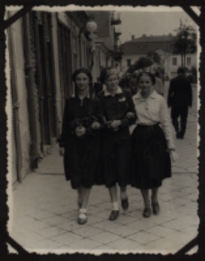 Danuta Rymińska (z lewejj) z koleżankami, ul. Kilińskiego, Białystok, 1938 r.
