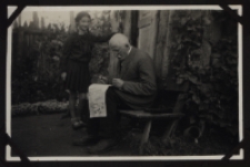 Józef Tarasiuk i Danuta Rymińska w ogrodzie, ul. Św. Rocha 29, Białystok, druga połowa lat 30. XX w.