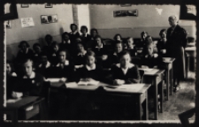 Lekcja francuskiego w gimnazjum im. ks. Anny z Sapiehów Jabłonowskiej, nauczycielka Maria Kwapińska, ul. Mickiewicza 1, Białystok, 1937 r.