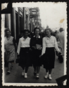 Danuta Rymińska (w środku) z koleżankami, Białystok, 1938 r.