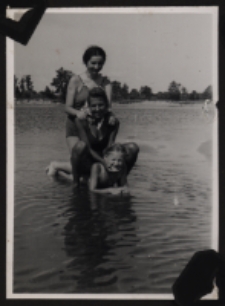 Janina Kłosowska-Godyńska, Zofia Grodziska-Dakowicz, Danuta Rymińska (najwyżej), Podborzany, Białoruś, sierpień 1939 r.