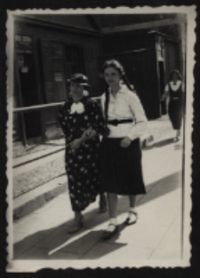 Danuta Rymińska z mamą, Białystok, 1939 r.