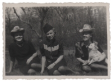 Janina Pietuch z koleżankami, Białystok, lata 30. XX w.