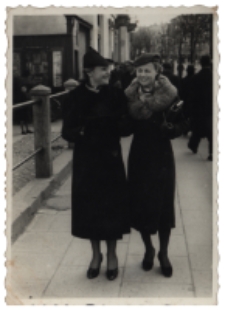 Janina Pietuch z koleżanką, Białystok, lata 30. XX w.