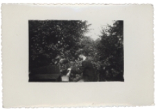 Ogród przed domem, ul. Słonimska 42, Białystok, lata 50-60. XX w.