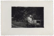 Ogród przed domem, ul. Słonimska 42, Białystok, lata 50-60 XX w.