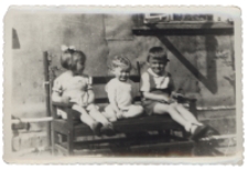 Dzieci na ławce przed domem, ul. Próżna 2, Białystok, lata 50. XX w.