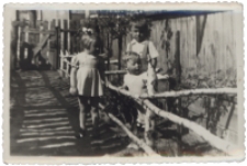 Dzieci w ogrodzie, ul. Próżna 2, Białystok, lata 50. XX w.