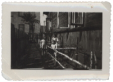 Dzieci w ogrodzie, ul. Próżna 2, Białystok, lata 50. XX w.