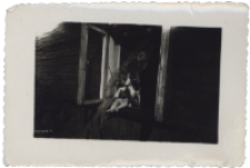 Matka z córką w oknie, ul. Próżna 2, Białystok, lata 50. XX w.