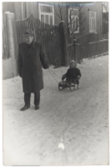Roman Maksimiuk z córką Marią , ul. Orla, Białystok, około 1963 r.