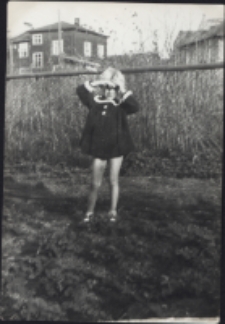Dziecko w ogrodzie, ul. Próżna 2, Białystok, 1962 r.
