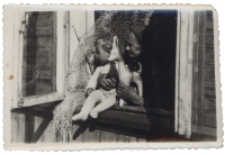 Matka z córką w oknie, ul. Próżna 2, Białystok, lata 50. XX w.