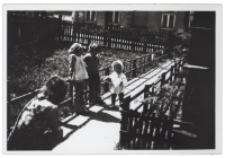 Dzieci w ogrodzie, ul. Próżna 2, Białystok, 1976 r.