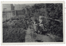 Matka z córką w ogrodzie, ul. Próżna 2, Białystok, lata 70. XX w.
