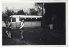 Podwórko przed domem, ul. Sporna, Białystok, 1972 r.