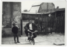 Chłopcy na rowerze, ul. Próżna, Białystok, 1972 r.