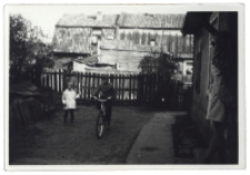 Dzieci przed domem, ul. Próżna 2, Białystok, 1972 r.