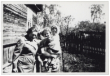 Zdjęcie rodzinne w ogrodzie, ul. Próżna 2, Białystok, 1972 r.