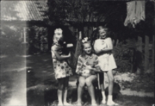 Dziewczynki z kotami w ogrodzie, ul. Słonimska 42, Białystok, lata 60 XX w.