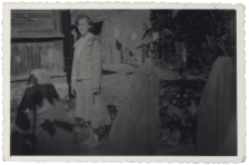 Kobieta przed domem, ul. Próżna 2, Białystok, lata 70. XX w.