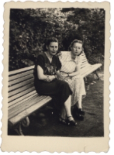 Kobiety na ławce w parku, Białystok, 1953 r.
