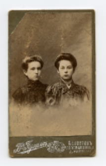 Portret dwóch kobiet, zdjęcie wykonano w atelier fotograficznym, ul. Lipowa, Białystok, 1905 r. Fot. Zakład fotograficzny "Bracia Pumpian"