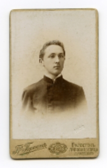 Portret mężczyzny, zdjęcie wykonano w atelier fotograficznym, ul. Lipowa, Białystok, 1906 r. Fot. Zakład fotograficzny "Bracia Pumpian"