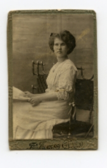 Portret kobiety, zdjęcie wykonano w atelier fotograficznym, ul. Lipowa, Białystok, 1905 r. Fot. Zakład fotograficzny "Bracia Pumpian"