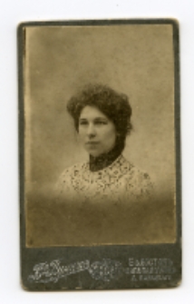 Portret kobiety, zdjęcie wykonano w atelier fotograficznym, ul. Lipowa, Białystok, 1905 r. Fot. Zakład fotograficzny "Bracia Pumpian"