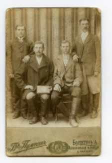 Portret czterech mężczyzn, zdjęcie wykonano w atelier fotograficznym, ul. Lipowa, Białystok, 1896-1912 r. Fot. Zakład fotograficzny "Bracia Pumpian"