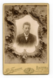 Portret mężczyzny, zdjęcie wykonano w atelier fotograficznym, ul. Lipowa, Białystok, 1896-1912 r. Fot. Zakład fotograficzny "Bracia Pumpian"
