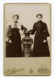 Portret dwóch kobiet, zdjęcie wykonano w atelier fotograficznym, ul. Lipowa, Białystok, 1896-1912 r. Fot. Zakład fotograficzny "Bracia Pumpian"
