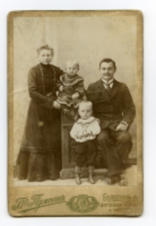 Portret rodzinny, zdjęcie wykonano w atelier fotograficznym, ul. Lipowa, Białystok, 1896-1912 r. Fot. Zakład fotograficzny "Bracia Pumpian"