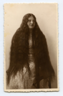 Portret kobiety, zdjęcie wykonano w atelier fotograficznym, ul. Sienkiewicza 16, Białystok, 1911-1939 r. Fot. Zakład fotograficzny "Berko Polski"