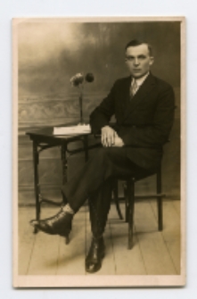 Portret mężczyzny, zdjęcie wykonano w atelier fotograficznym, ul. Sienkiewicza 16, Białystok, 1911-1939 r. Fot. Zakład fotograficzny "Berko Polski"