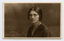 Portret kobiety, zdjęcie wykonano w atelier fotograficznym, ul. Sienkiewicza 16, Białystok, 1911-1939 r. Fot. Zakład fotograficzny "Berko Polski"