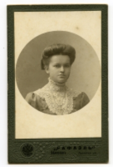 Portret kobiety, zdjęcie wykonano w atelier fotograficznym, ul. Lipowa, Białystok, 1910-1915 r. Fot. Zakład fotograficzny "Rafael Piotr Rudziański"