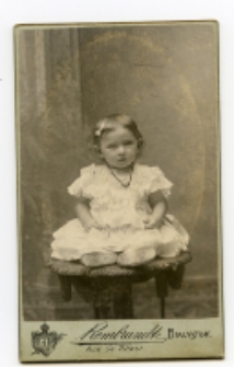 Portret dziewczynki, zdjęcie wykonano w atelier fotograficznym, ul. Lipowa 23, Białystok, 1897-1915 r. Fot. Zakład fotograficzny "Szymborscy Rembrandt"