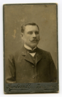 Portret mężczyzny, zdjęcie wykonano w atelier fotograficznym, ul. Lipowa 23, Białystok, 2 grudzień 1909 r. Fot. Zakład fotograficzny "Szymborscy Rembrandt"