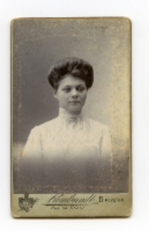 Portret kobiety, zdjęcie wykonano w atelier fotograficznym, ul. Lipowa 23, Białystok, 10 sierpień 1909 r. Fot. Zakład fotograficzny "Szymborscy Rembrandt"