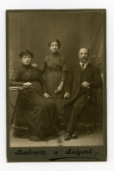 Portret rodzinny, zdjęcie wykonano w atelier fotograficznym, ul. Lipowa 23, Białystok, 1897-1915 r. Fot. Zakład fotograficzny "Szymborscy Rembrandt"