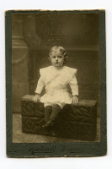 Portret dziecka, zdjęcie wykonano w atelier fotograficznym, ul. Lipowa 23, Białystok, 1897-1915 r. Fot. Zakład fotograficzny "Szymborscy Rembrandt"