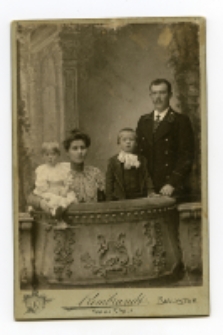 Portret rodzinny, zdjęcie wykonano w atelier fotograficznym, ul. Lipowa 23, Białystok, 1897-1915 r. Fot. Zakład fotograficzny "Szymborscy Rembrandt"