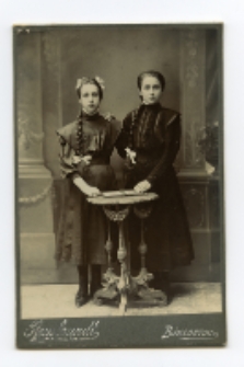 Portret dwóch dziewczynek, zdjęcie wykonano w atelier fotograficznym, ul. Lipowa 23, Białystok, 1909 r. Fot. Zakład fotograficzny "Szymborscy Rembrandt"