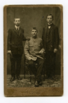 Portret trzech mężczyzn, zdjęcie wykonano w atelier fotograficznym, ul. Lipowa 23, Białystok, 1910 r. Fot. Zakład fotograficzny "Szymborscy Rembrandt"