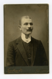 Portret mężczyzny, zdjęcie wykonano w atelier fotograficznym, ul. Lipowa 23, Białystok, 1897-1915 r. Fot. Zakład fotograficzny "Szymborscy Rembrandt"