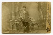 Portret mężczyzny z rowerem, zdjęcie wykonano w atelier fotograficznym, ul. Lipowa 23, Białystok, 1897-1915 r. Fot. Zakład fotograficzny "Szymborscy Rembrandt"